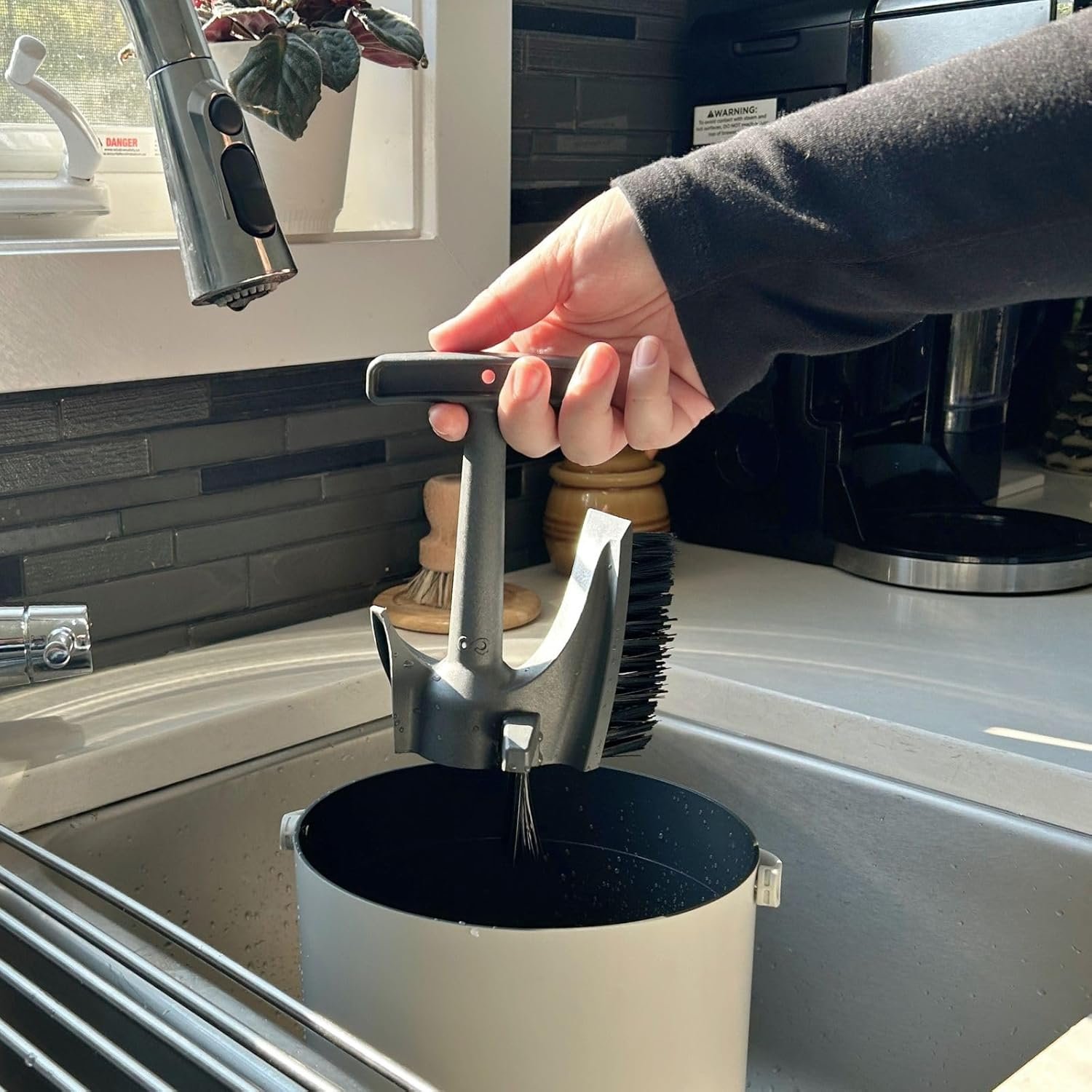 Cepillo de limpieza eco para fregadero, ollas y superficies - uso en hogar